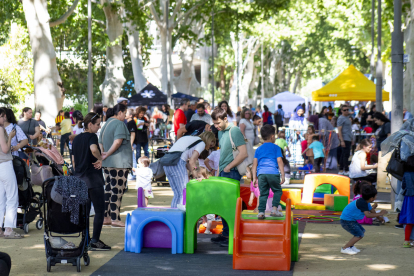 Desenes de famílies van omplir a la tarda el passeig central dels Camps Elisis.