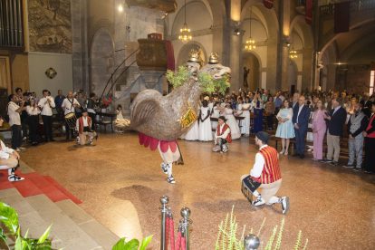 Processó ■ Tàrrega va celebrar la tradicional processó del Corpus, que va començar a l’interior de l’església de Santa Maria de l’Alba amb l’escenificació del ball de l’àliga, després de la missa. La processó va seguir pels carre ...