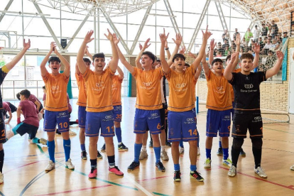 La plantilla del juvenil de l’Episcopal, durant la celebració del seu ascens.