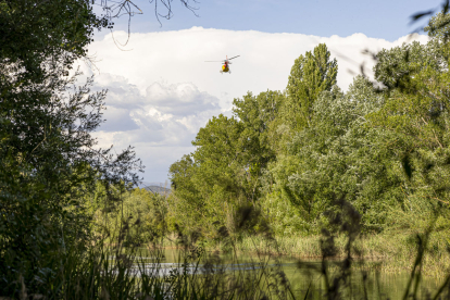 L’helicòpter dels Bombers, ahir mentre sobrevolava el riu Segre durant la recerca a Gerb.