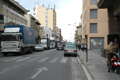 Camions circulant per l’antiga N-II al centre de la ciutat.