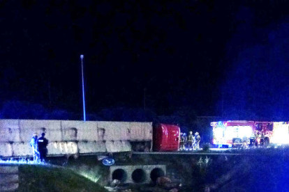 Imatge del camió de porcs bolcat a la C-14 a Tàrrega.