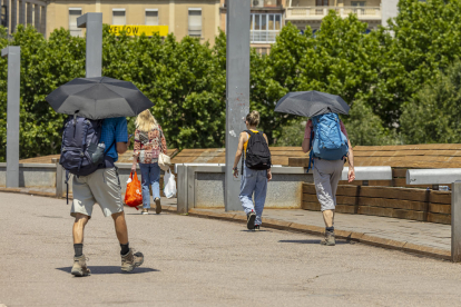 Paraigua per evitar el sol, ahir a la passarel·la del Liceu Escolar.