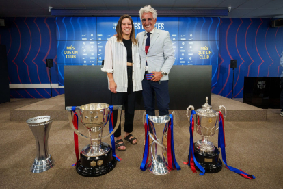 Mariona, amb el responsable del Barça femení.