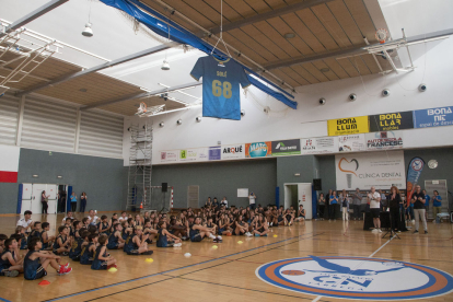 Un moment de la celebració de l’aniversari del CN Tàrrega, amb la samarreta d’Òscar Solé penjada del sostre del pavelló.