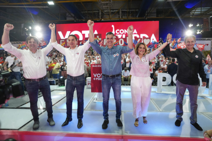 Sánchez va estar ahir a Fuenlabrada amb la candidata del PSOE, Teresa Ribera, i Zapatero.