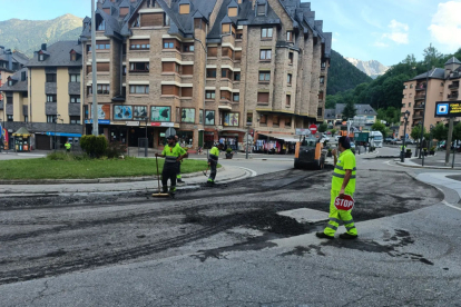 Els operaris que treballen en la renovació del ferm de la travessia de l’N-230 a Vielha.