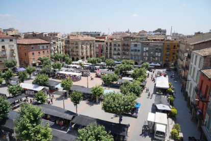La plaça Mercadal acull el gran nombre de venedors al mercat setmanal dels dissabtes.