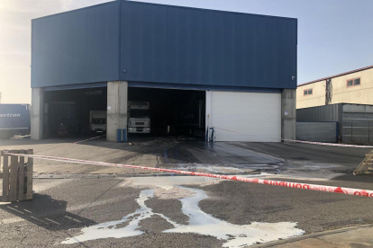 Fuga de 1.000 litres de vernís en una empresa de Tàrrega