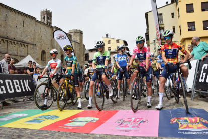 Les ciclistes de la Volta femenina, a la sortida de la Seu d’Urgell.