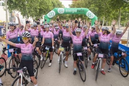 Les ciclistes participants de la quarta Pedals de Dona, a la sortida a Tàrrega.