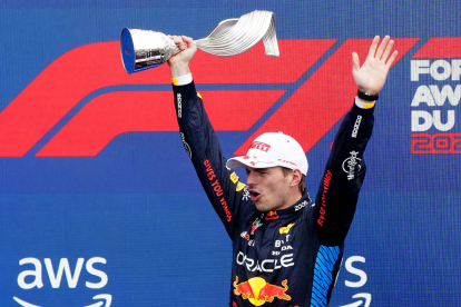 Verstappen aixeca el trofeu després de guanyar al Canadà.