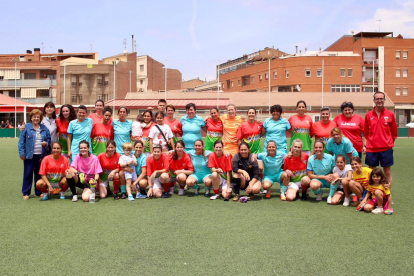 Les veteranes del Bordeta i el Barça posen juntes.