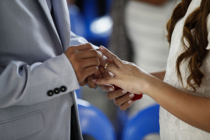 Imatge d’arxiu d’un intercanvi d’anells en un casament.