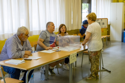 Votacions al col·legi Frederic Godàs de Lleida.