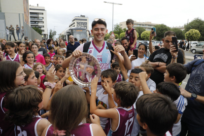 Nacho Varela, amb el trofeu de campió, felicitat pels nens.