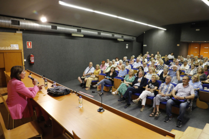 Xarrada sobre vellesa i incapacitat ■ La sala Jaume Magre de Lleida va acollir ahir la conferènciaVellesa i incapacitat, a càrrec de la notària Cristina Hernández Ruiz. L’activitat va estar organitzada per la Coordinadora de Jubilats i va com ...