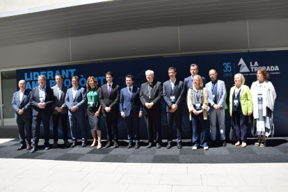 El president Pere Aragonès va posar, a l’arribar, amb les autoritats i els membres de l’organització de la XXXV Trobada al Pirineu.