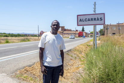 Mustapha Thiam resideix a Alcarràs des del 2010, després d’haver passat per Almacelles, Soses, Torres de Segre i Tarragona.