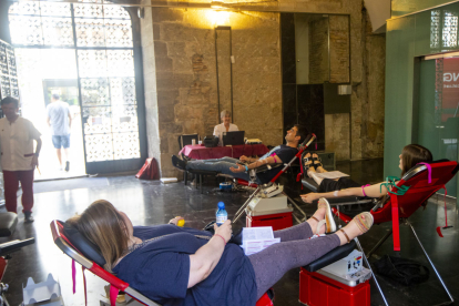Altruisme a l’Institut d’Estudis Ilerdencs ■ La sala Montsuar de l’IEI va acollir ahir una jornada de donació de sang. A més de l’hospital Arnau, obert de dilluns a divendres de 8.30 a 20 hores i els dissabtes de 10 a 14 hores, dimarts hi ...