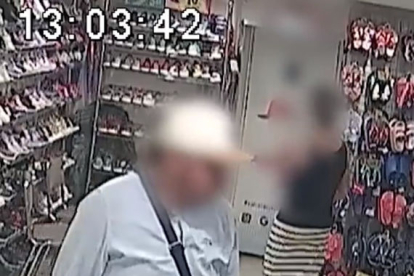 Les càmeres d’una botiga van captar el lladre robant un mòbil de la bossa d’un cotxet de nadó.