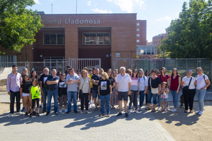 Les famílies afectades es van concentrar ahir a les portes de l’institut Josep Lladonosa.