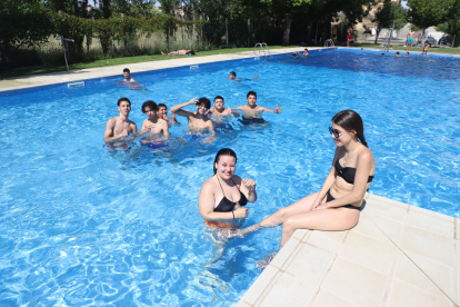 Les piscines municipals de Lleida van rebre ahir els primers banyistes. A la imatge, la de Balàfia.