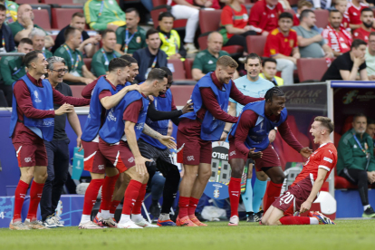 Aebischer celebra amb els seus companys de la banqueta el segon gol de Suïssa.