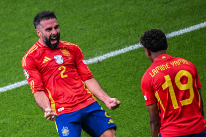 Dani Carvajal celebra el seu gol que suposava el 3-0 amb Lamine Yamal, que li va donar l’assistència perquè marqués.