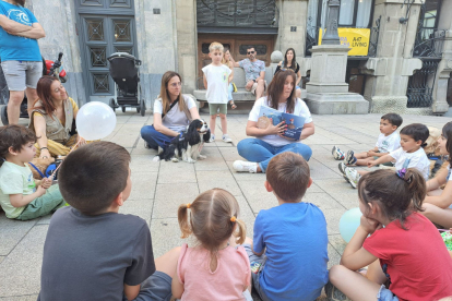 Els més petits van escoltar un conte sobre l’acollida familiar ahir a la plaça Sant Francesc.
