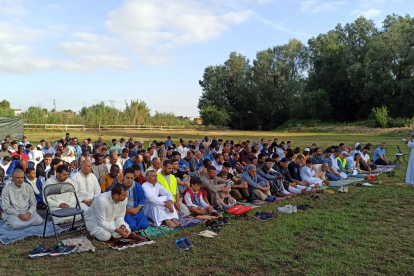 Membres de la comunitat musulmana van pregar a la Mitjana a primera hora del matí.