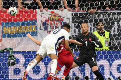 Jude Bellingham s’anticipa a un defensa serbi i marca l’únic gol del partit.