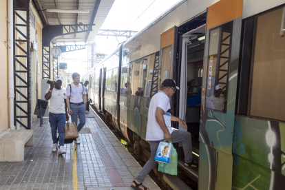 Viatgers de la línia de Manresa ahir a l’estació de Cervera després de restablir-se el servei.