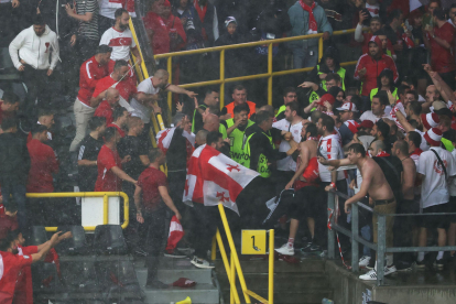 Una imatge de la baralla entre seguidors turcs i georgians.