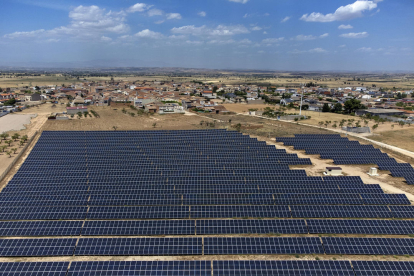 Vista aèria de la central solar, construïda fa un any i encara sense permís de connexió a la xarxa.