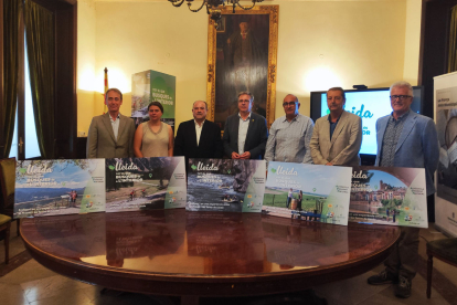 Els responsables del Patronat de Turisme i els representants de les empreses, ahir a Lleida.