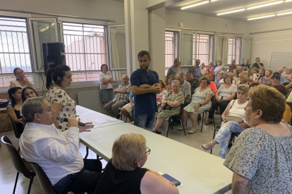 Vicente es va reunir amb un centenar de veïns de Magraners al local social del barri.