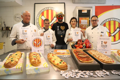 Forners i Postureig de Lleida presentant una #Postuxapa en benefici del Banc dels Aliments.