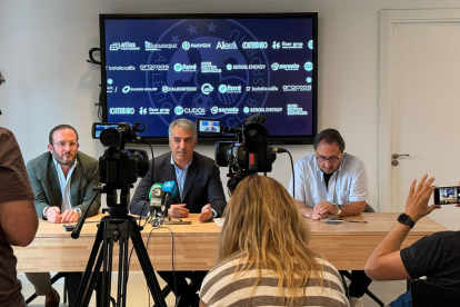 Nèstor Gutiérrez, al centre, al costat de Marc Cerón i Josep Maria Oromí, ahir en la roda de premsa.