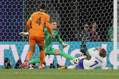 Griezmann falla una ocasió de gol davant del porter neerlandès.