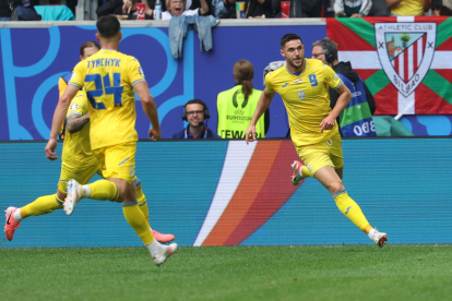 El jugador ucraïnès Roman Iaremtxuk celebra l’1-2 que decidia la victòria sobre Eslovàquia.