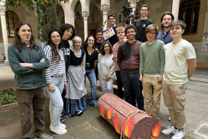 L’equip de rodatge de la sèrie amb els actors i alumnes de la UB.