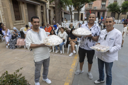Un grup de membres de la comunitat Al Manar, amb galetes típiques del Marroc, ahir a Guissona.