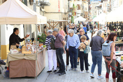 Les parades de productes artesans, roba i artesania es van distribuir pel carrer Major del poble.