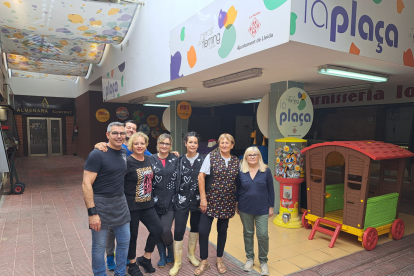 Foto de família dels comerciants de les sis parades que encara queden obertes del mercat de Ronda-Fleming.