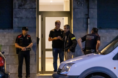 Els Mossos d’Esquadra, dijous a la nit al bloc de pisos on es va produir el crim.
