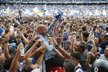 Manolo González, tècnic de l’Espanyol, aixecat entre les masses en la celebració de l’ascens.