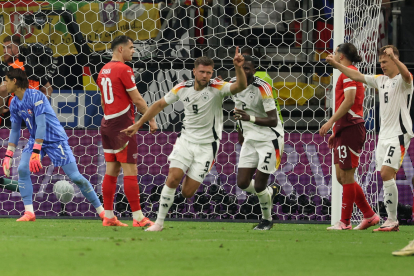 Füllkrug celebra el gol que va evitar la derrota d’Alemanya davant de Suïssa i permet al seu equip passar a vuitens com a líder de grup.