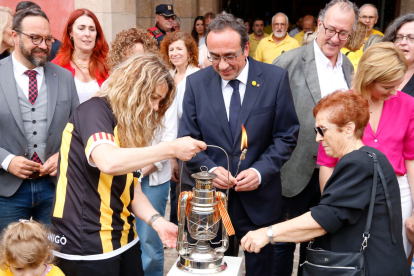 Josep Rull, rebent la Flama del Canigó a les portes del Parlament.