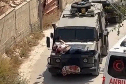 El palestí ferit lligat al capó d’un vehicle a Cisjordània.